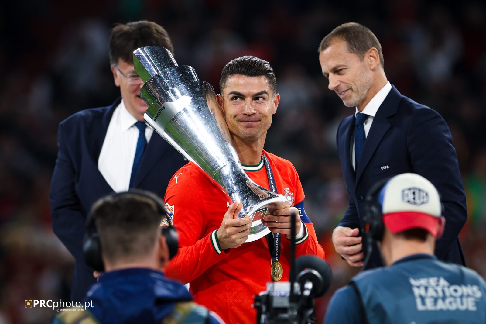 Ronaldo segura a taça da Liga das Nações 2025