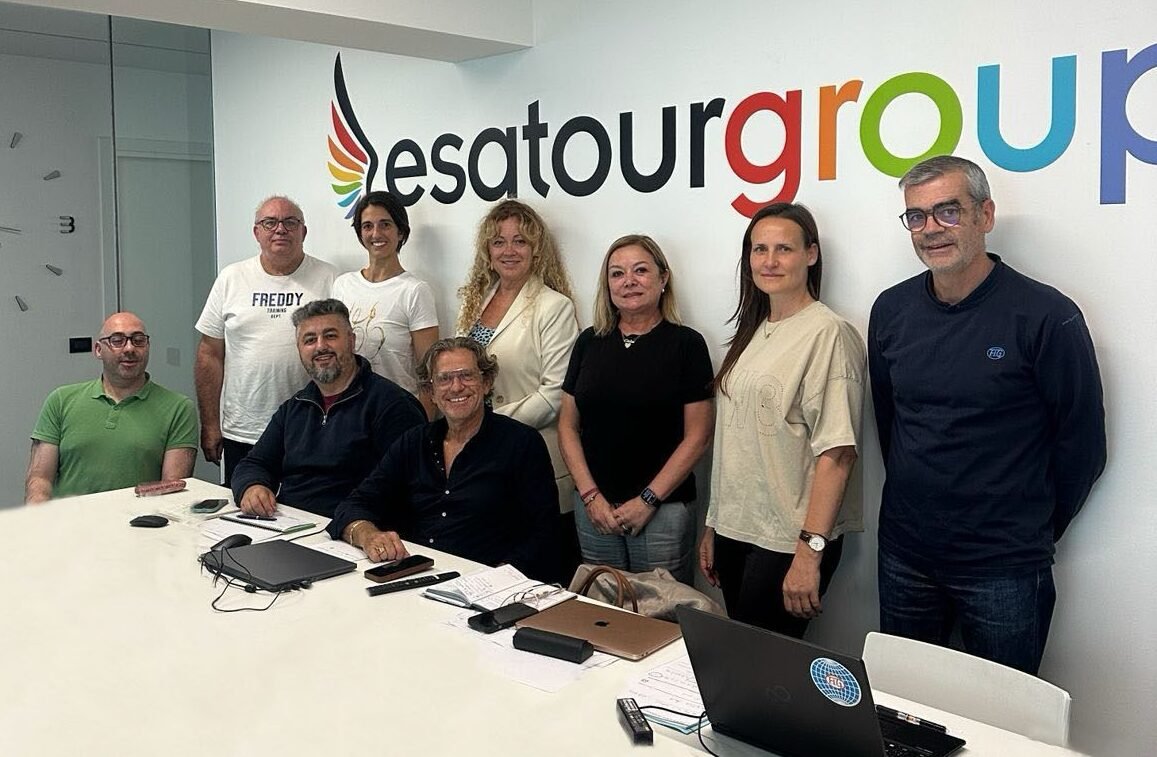 Descricao da Foto: Andrea Costarelli, Fabio Gaggioli, Erica Loiacono, Marco Pallela, Amarilys Walcz, Marco Cadeddu, Cristina Casentini, a Presidente do Comitê Técnico, Nikolina Hristova, e Rui Vinagre. Representantes do LOC, da Confederação de Ginástica da Itália (FGI) e da Federação Internacional de Ginástica (FIG), reunidos em Pesaro por ocasião da visita técnica para o Campeonato Mundial de Ginástica Acrobática 2026.