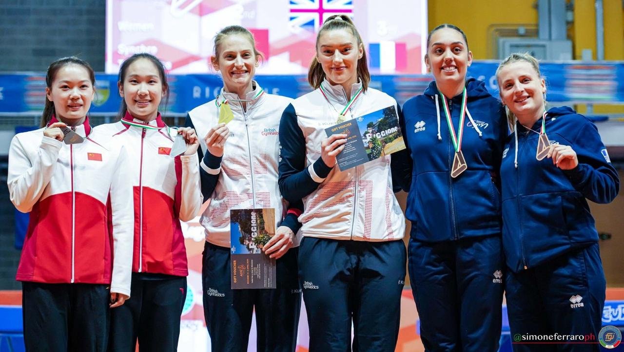 2026AERE-Stampa-medalhas sincronizado feminino – Ao centro, a Grã-Bretanha, campeã olímpica no individual, com Bryony Page.
